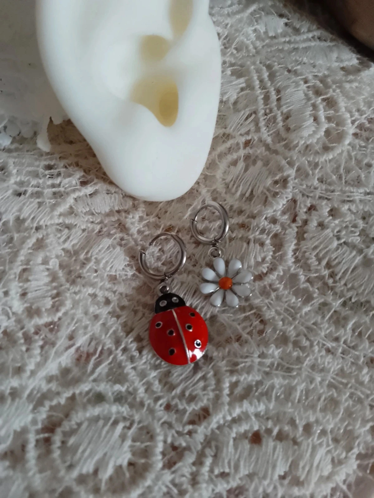 Boucles d'oreilles bohèmes asymétriques fleur et coccinelle – photo 2